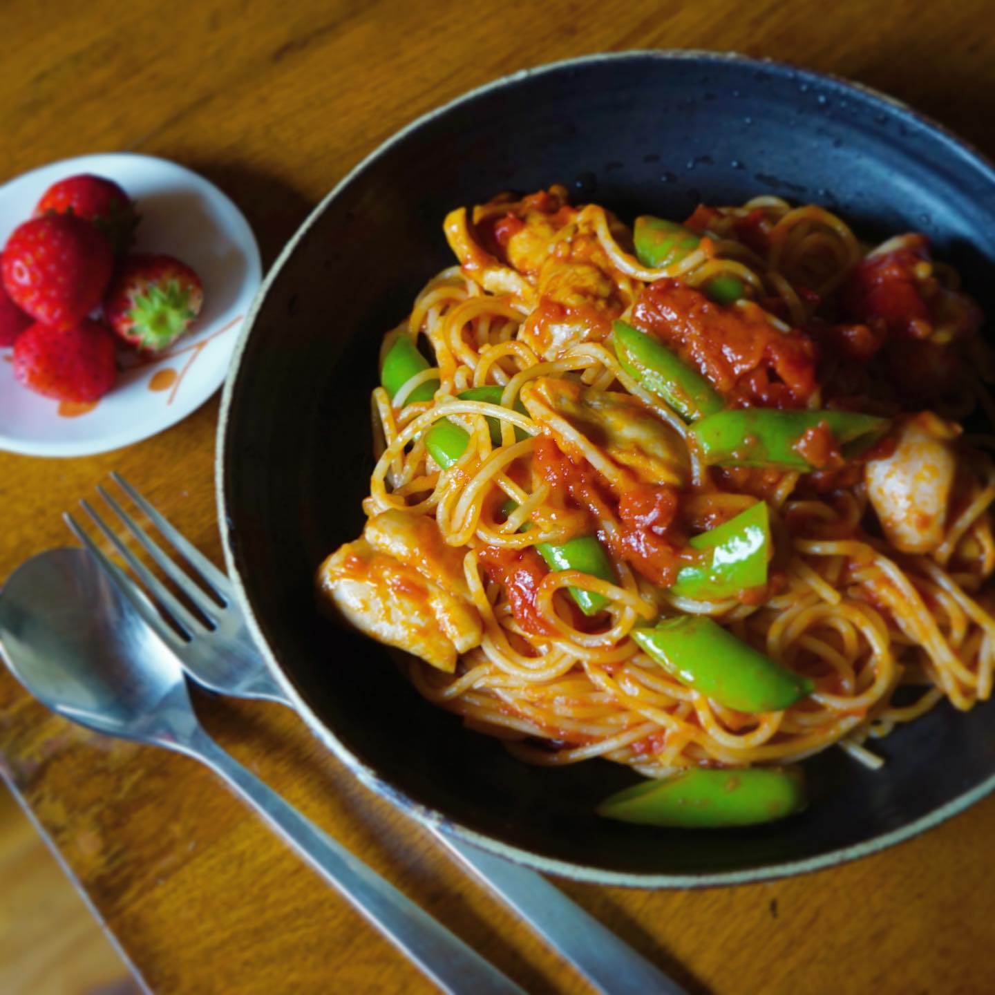 赤々しいランチ。
チキンとスナップえんどうのトマトソーススパゲティ。いちご。
ごはんは、いつでも美味しいんだよね。