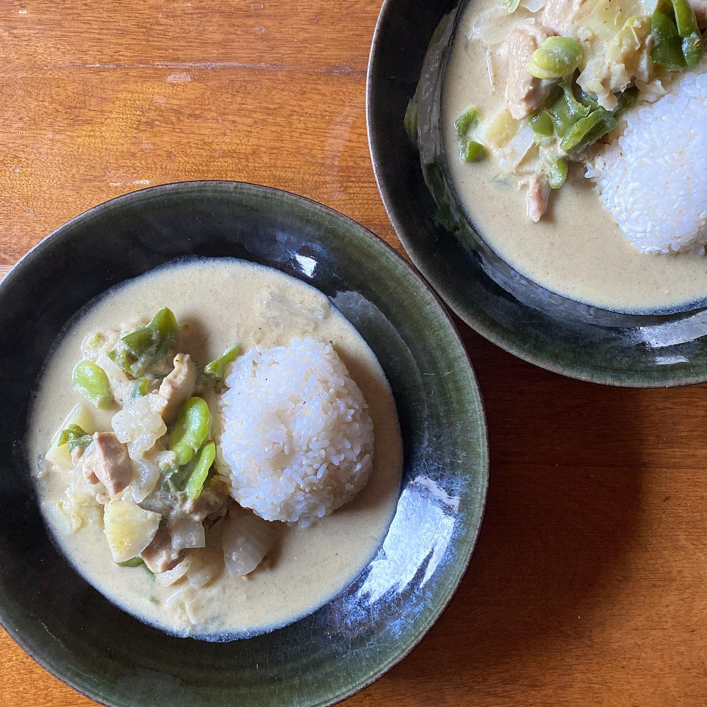 お店では出さないものを家で食べたいシリーズ、今日はイエローカレー。
新じゃがの季節はなんだかグリーンカレーよりもイエローカレーだな、と頑なに思っている。新玉ねぎと春ピーマンも入れて作った。そして2週間も前に食べようと思って買ったのに忙しすぎて冷蔵庫で干からびた空豆も入れて、春のイエローカレー。これ美味しい。