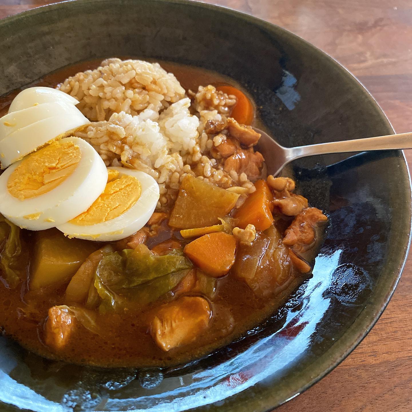 今日は仕込み出勤。
さて朝ごはんどうしようかなー、と思った時に、あ、カレーがあった！というこの安心感　しかし冷凍しておいた白米が微妙な量で、半分炊き込みごはんの冷凍を解凍したハーフ＆ハーフのカレー。これで茹で卵貯金も使い切った。バリバリ働くぞー