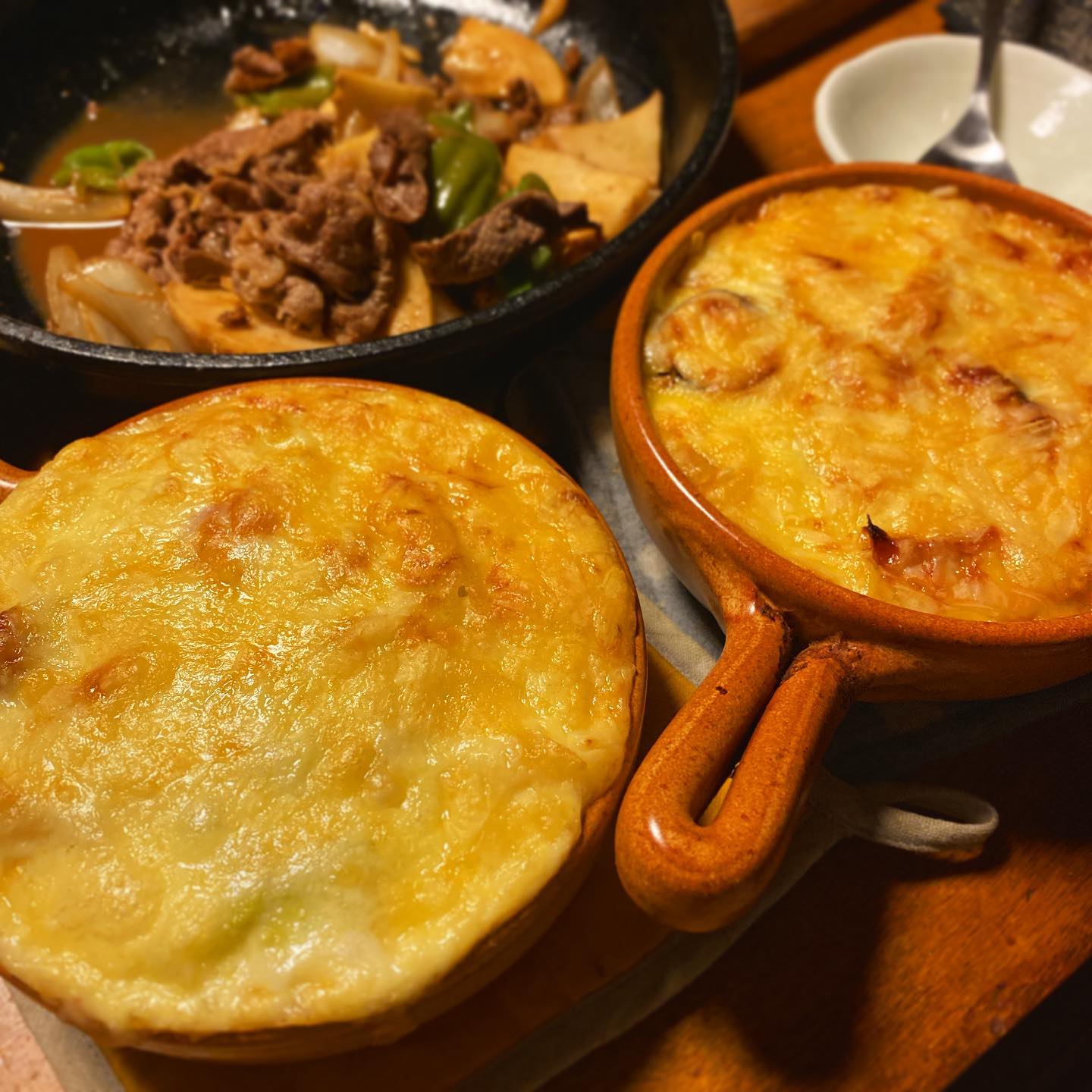 今日はワインを飲むのだ！と、まさかのグラタン2種。茄子とトマトとベーコンのトマトソースグラタン。そして空豆とソーセージとキノコのゴルコンゾーラグラタン。奥に見えるのは、昨日と全く同じ具、たけのこと牛肉とピーマンと新玉ねぎをバルサミコ炒めに。