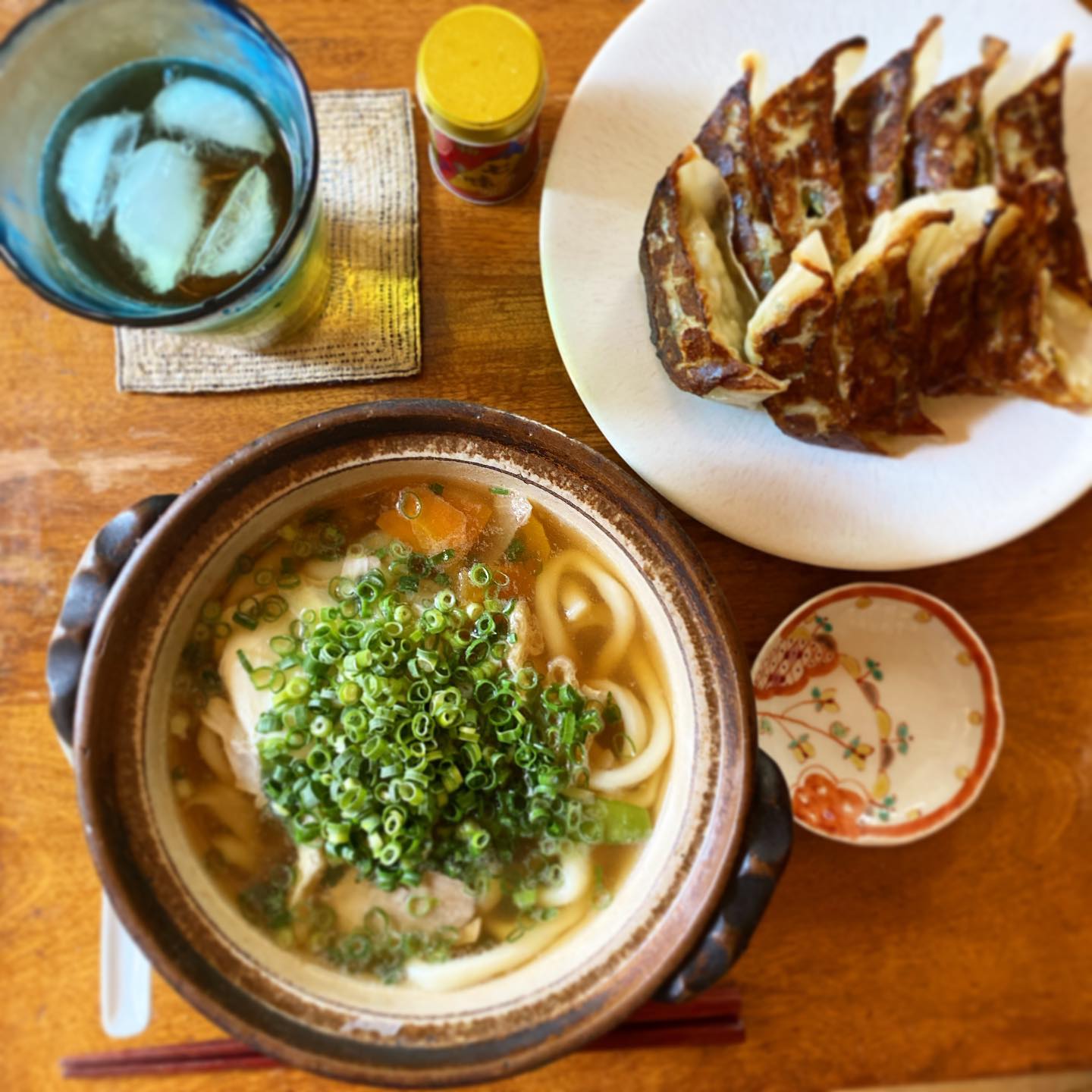 この暑いのに、鍋焼きうどん。
運動不足解消のために駅前の成城石井までお買い物に。そして成城石井に行くとついつい買ってしまう冷凍の小豆島しっぽくうどん。卵と青ネギをたっぷりたして。そして賞味期限近くて20%安くなっていたチルドの餃子を焼く。こういう手抜きごはんも好き。