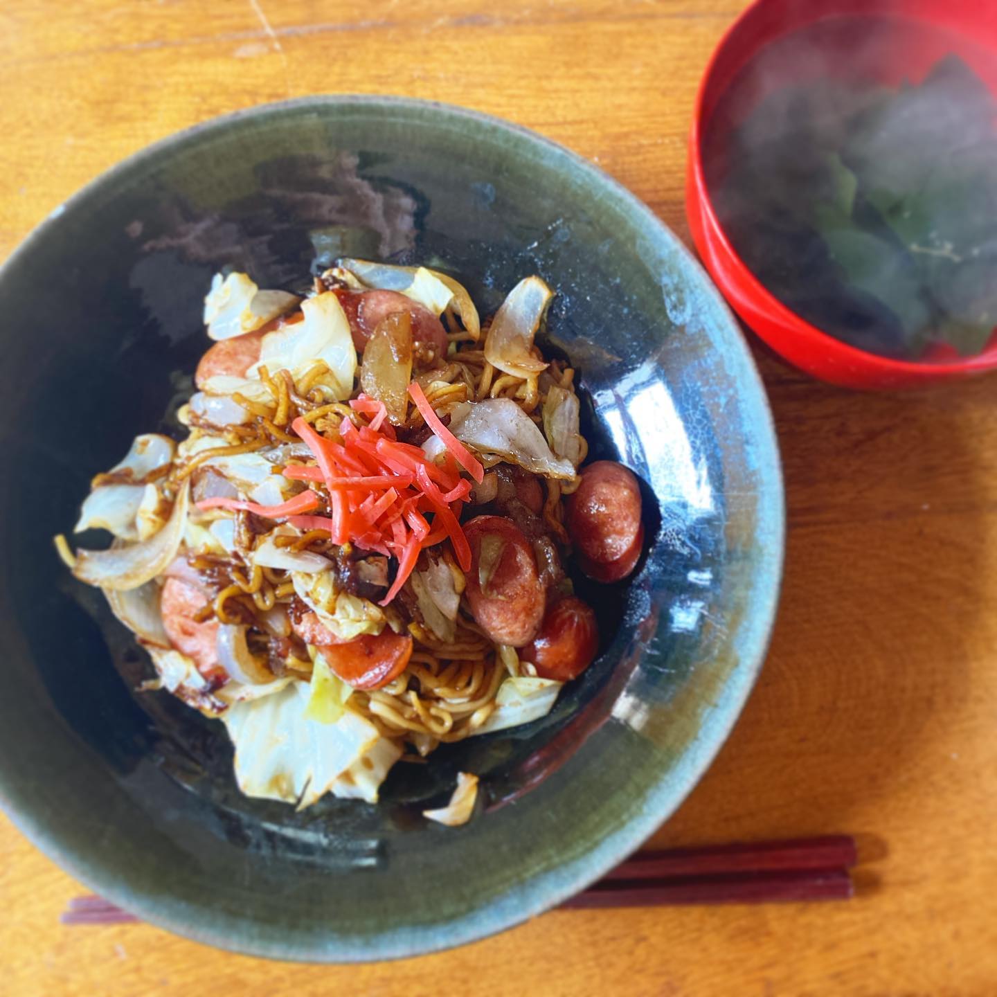 休みの昼といえば焼きそば。地産マルシェで買ってきた群馬の焼きそばにこれでもかと具を入れて炒める。粉のソースには粉のソースの良さがあるでも愛知の自慢のコーミ焼きそばソースもちょい足しで。