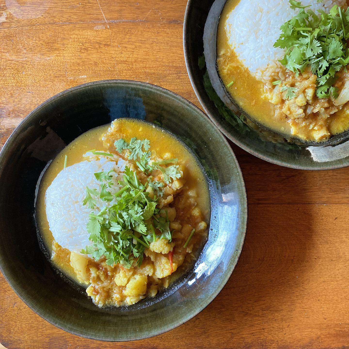 定期的に食べたくなる、白身魚とカリフラワーのカレー。大家さんのヒロヤショップさんがお盆休み前にくれたカリフラワー、休み中に絶対このカレーを作るのだと心に決めていたのだ。パクチーいっぱいで、う、美味い