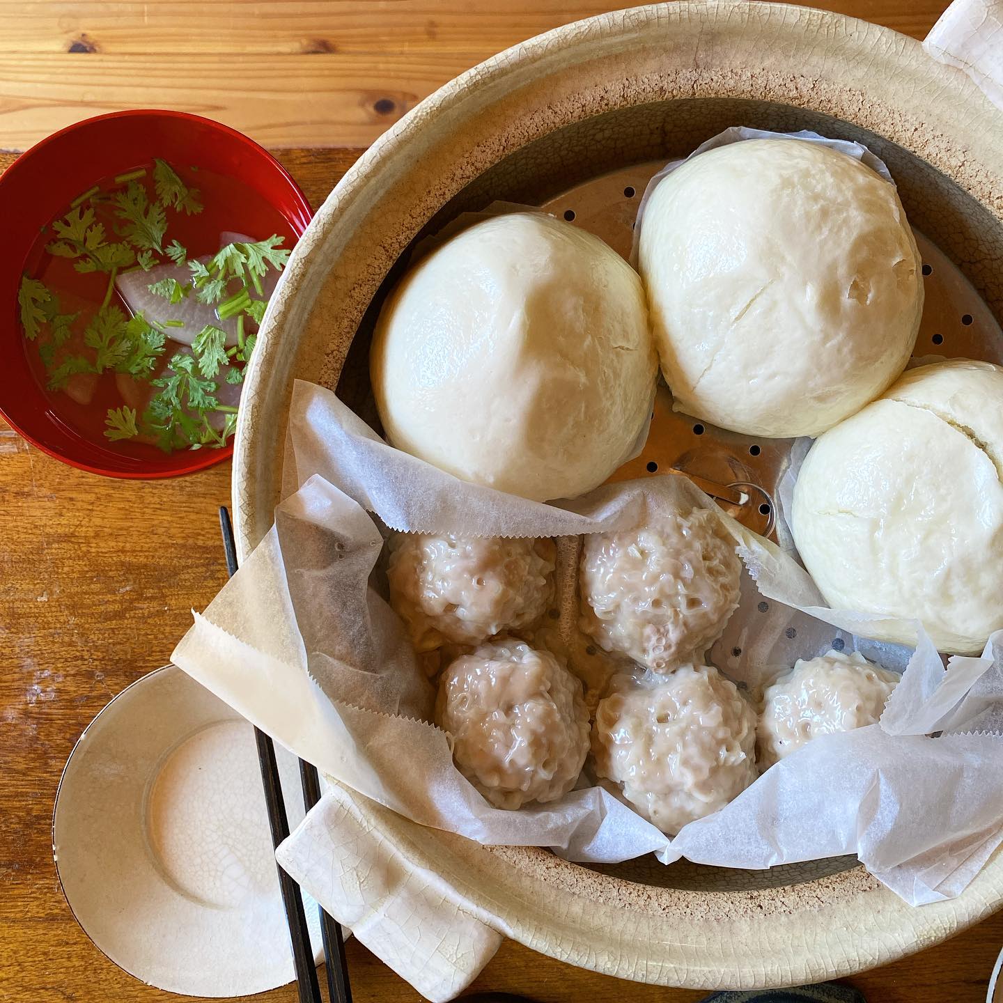 安売りになっていた蓬莱の肉まんと、余り物のリトスタのシューマイ（冷凍）を全部まとめて土鍋で蒸しただけの昼ごはん。大根スープは、中止になってしまった台湾祭のサイトをツレアイokayanがたまたま見つけて、オンラインショップで台湾祭支援セットを通販した物。ちゃんと美味しいスープ。