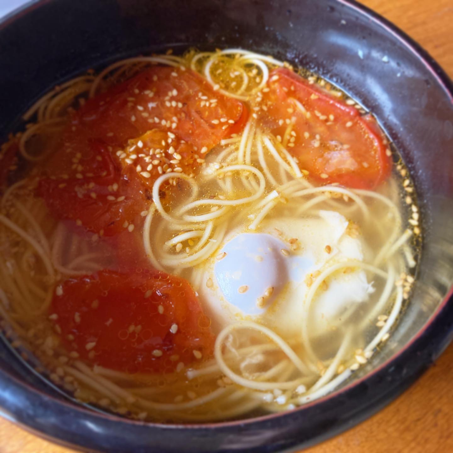 連休初日は、ツレアイokayanによるトマトラーメンではじまった。見ようによっては高級中華に見える