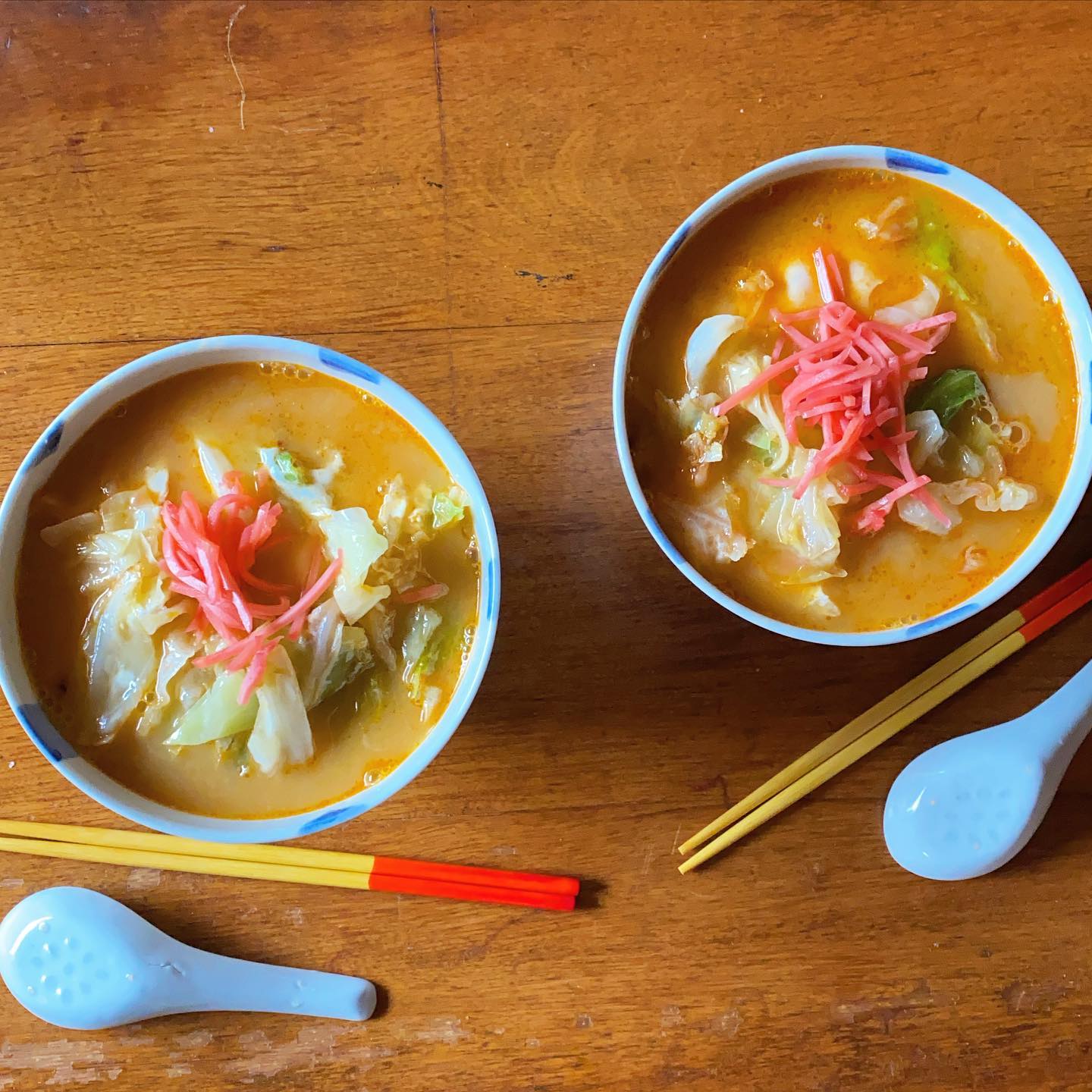 箱買いしている、ロンリュウラーメン。母の生まれ育った町で作られている、インスタントラーメンだけど侮れない美味しさ、と思っている。
紅生姜は冷蔵庫に常備。