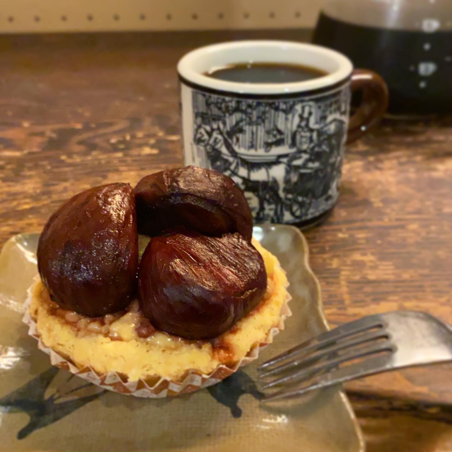 忙しすぎて仕込みが間に合わないよ！の、ありがとう休日出勤。
でも今年の食べ納め栗タルトがあれば頑張れる。みんなの良い仕事に支えられる日々。