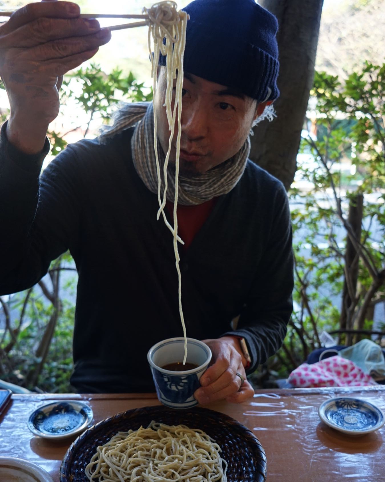 すてきな秋の日は火曜日…久しぶりの外食は深大寺のおなじみのお蕎麦屋さん！外の席がお気に入りと、夫婦であれこれ話もしつつ、遠慮なくつまみも注文しつつ（笑）〆はやっぱりもりそば！実に楽しいヒトトキであります。