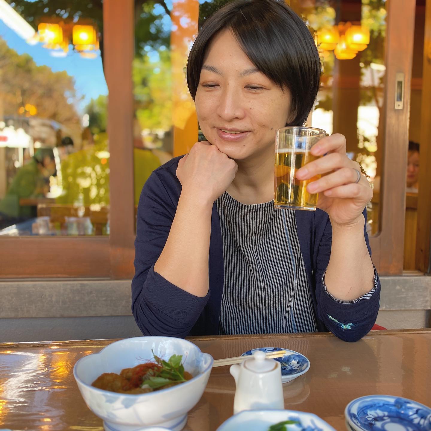 たまには人が作ってくれたものを食べたい！　というわけで、久々に深大寺は湧水に来ております。外のお席が元々好きだけど、コロナの昨今意識的に外のお席に。ウチのお店ほどソーシャルディスタンスだの、アルコール消毒だのとやったり言ったりしているお店ってなかなかなくて、自分が外に食べに行くには、信頼寄せるお店か、アウトドアなお店に行く感じ、そしてアルコール持参。これは自分がコロナに感染したらウチのお店の存続の危機に陥ると思っているから、気を付けていくしかないのだ。
それはそうと、昼蕎麦飲みは楽しいな。