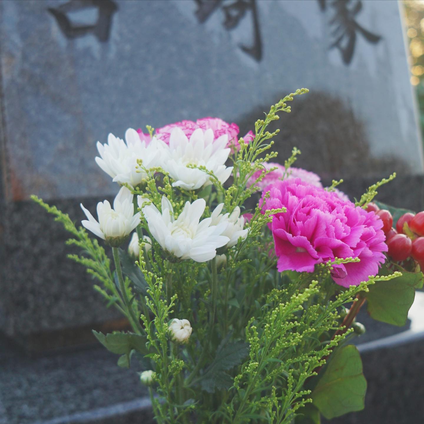 母の命日にはピンク系の花束を選ぶ。父の時は黄色。伯母は白かな。