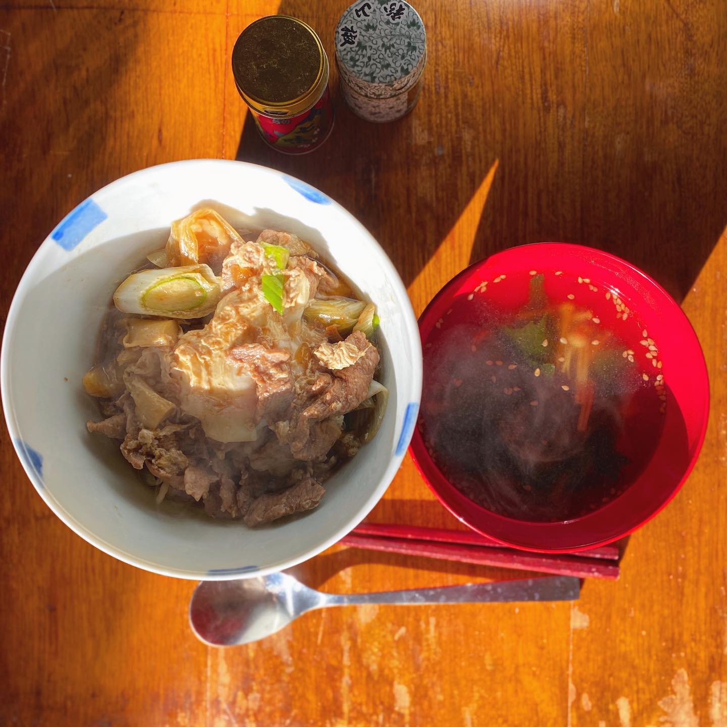 お店の残り物、魯肉飯の煮汁を持ち帰り、豚コマとエリンギ、タカシマ家にお土産でいただいた下仁田葱も加えて、魯肉飯風豚丼でお昼ご飯。無類の汁好きツレアイokayanがうどんスープの素で中華風スープを作ってくれた。