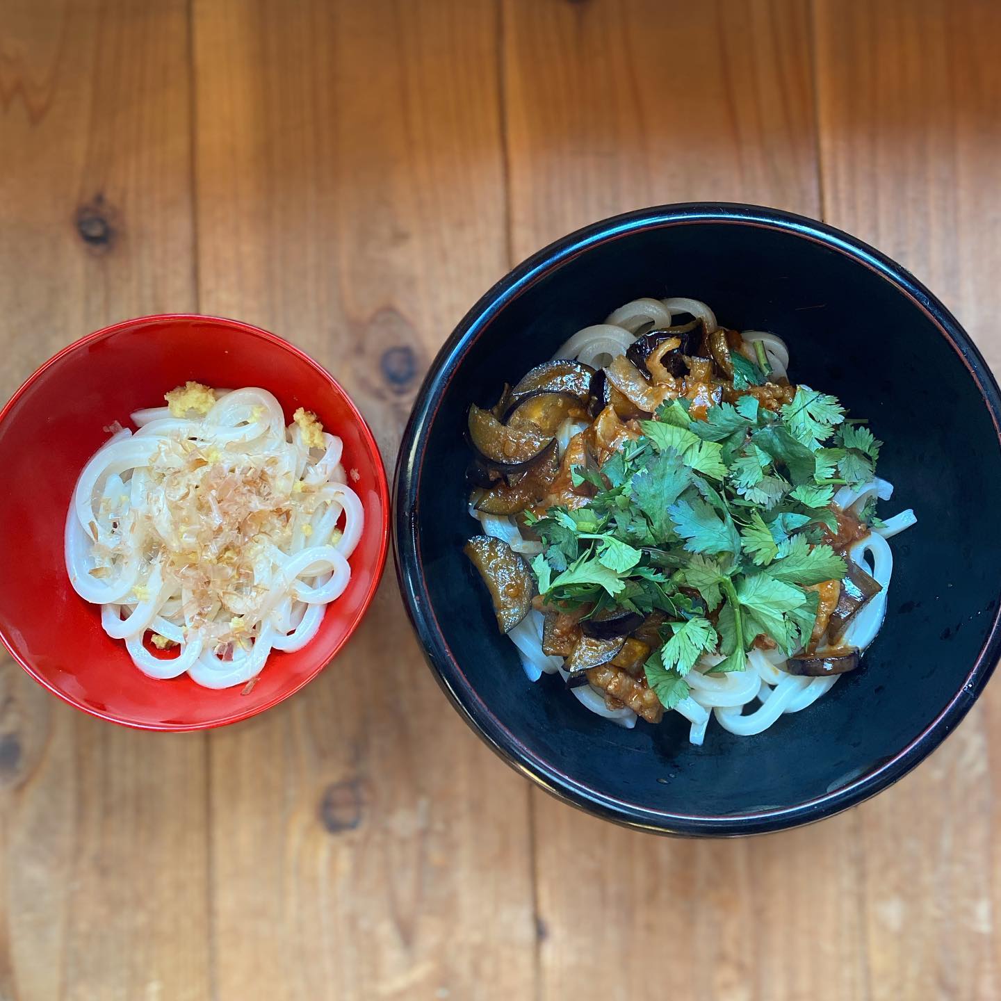 okayanがお取り寄せした讃岐うどん、少しシンプルに生姜醤油で食べて、あとは茄子と豚肉の辛味噌のっけて、じゃじゃ麺風？美味しくできたよ。