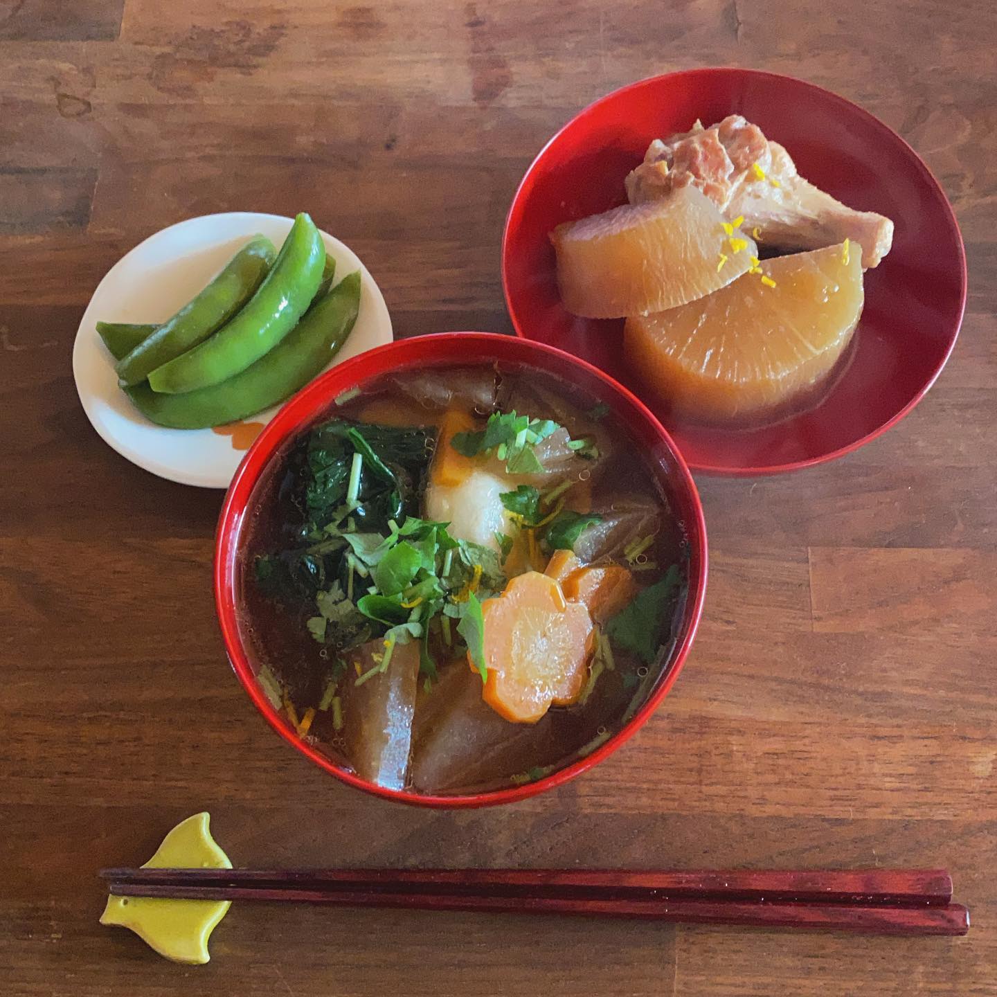 今年最後のお雑煮
冷蔵庫の余り物シリーズで、大根と手羽元の煮物を作って、おせち的なものの残り物スナップエンドウのおひたしと。いつもの大根の煮物も、ちょいと柚を散らすと、料理の格が上がる
今日はこれから出勤して、ひばりスターレストランの仕込み。2日間怠けていたら、身体が鈍り過ぎて辛い。早く動きたい！