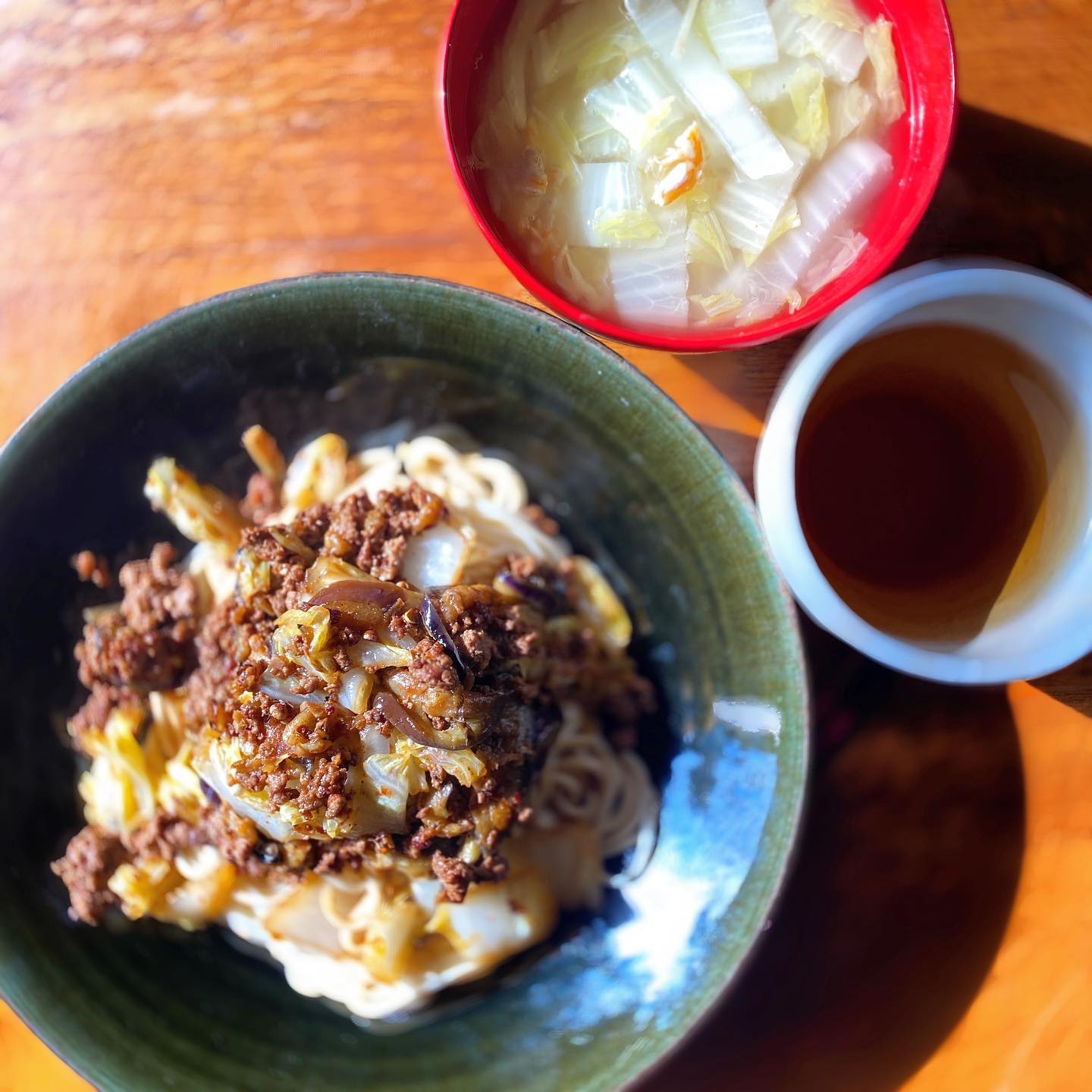 台湾風にお昼ごはん。花山椒風味のKIKI麺と、開陽白菜風のスープ。okayanのお取り寄せシリーズ、台湾の東方美人茶。台湾に行ったことが無いのに、台湾流行り。