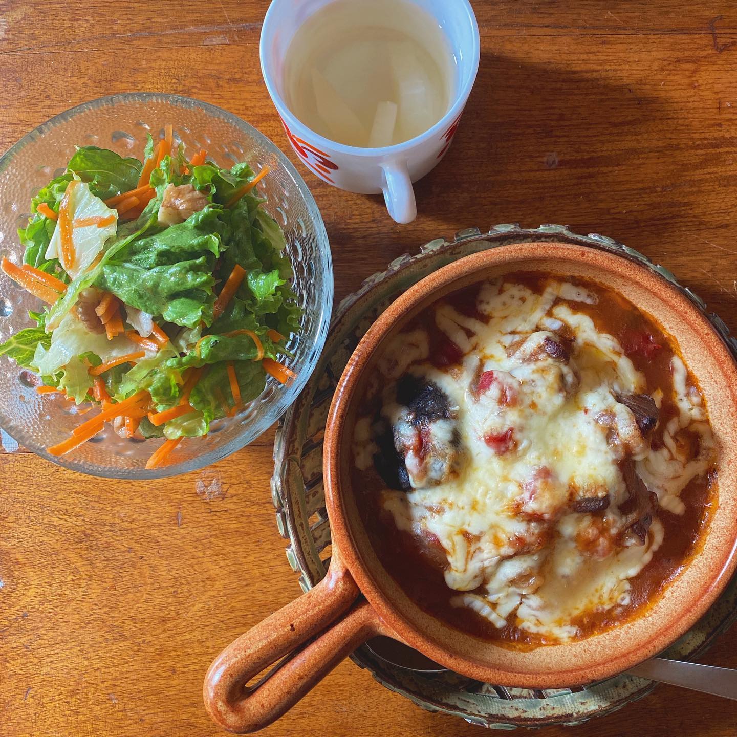 お店の残り物ハヤシライスを持って帰ってきて、ドリア風に！カロリーオン、痩せる気あるのかほんとに先週買ってきたグリーンリーフが、まだピッチピチに威勢が良くて、良いサラダ。