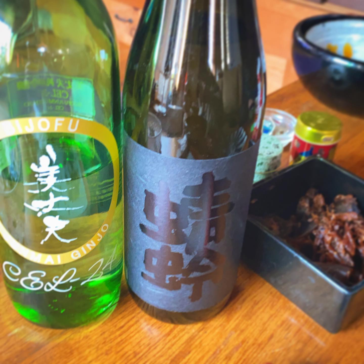 昼ごはんの干物が、お酒の欲しくなる味すぎて、夜用に三鷹・碇屋さんで買ってきた日本酒を開けて昼飲み。福岡は若波酒造の黒とんぼ、そして高知は濱川商店の美丈夫CEL-24純米吟醸。旨し。