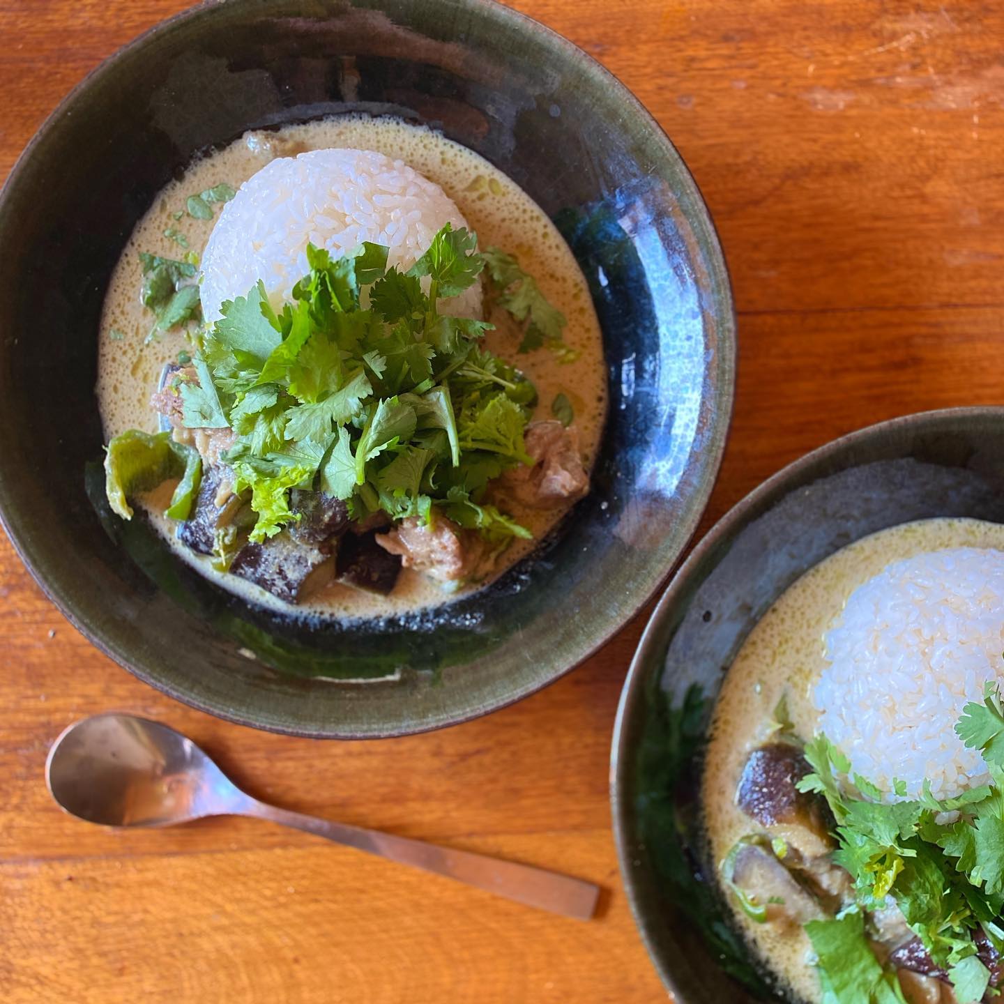 定期的に食べたくなるのね、グリーンカレー。砂糖をどう使うかが味の決め手な気がする。パクチーは常に多めで！！