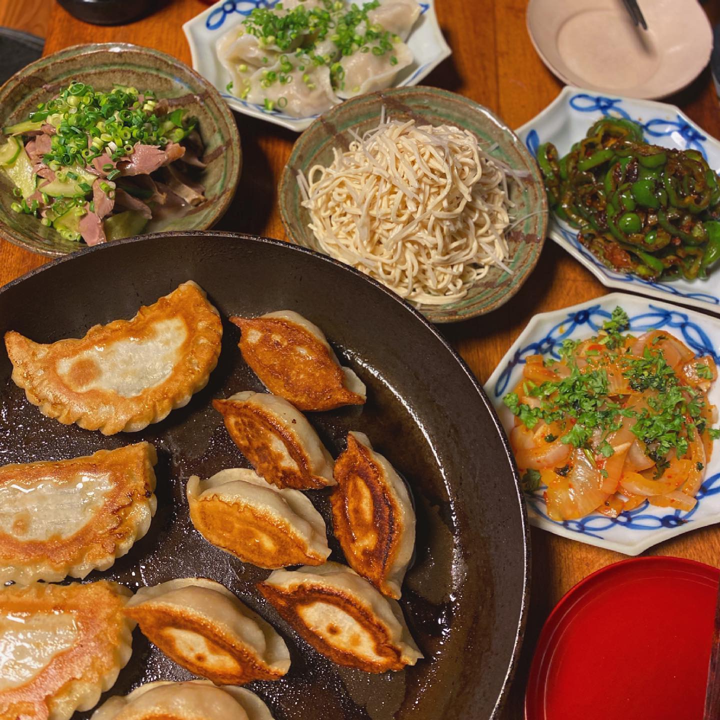 今日は手を抜くぞ！
東順永餃子房さんで焼餃子と水餃子、中華パイ、干し豆腐の和え物、砂肝の醤油煮をテイクアウト。焼きと茹では自分でやる。初めて買いましたが、美味しい。良いお店なんだな、と思いました。
野菜を足したいので、新玉ねぎの豆板醤炒めと、ピーマンの甜麺醤炒めを。地味に美味しい