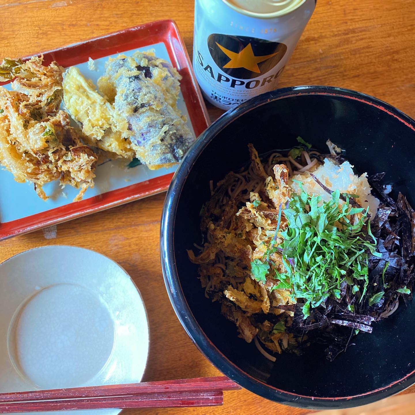 お昼は蕎麦にしよ！と決めて、野菜がないな…天ぷらしちゃおうかなと冷蔵庫にあった茄子を天ぷらに。新玉ねぎをかき揚げに。かき揚げから離れちゃった天かすをのっけたぶっかけ蕎麦に。ああ、こりゃビールを飲むしかない！（麻）