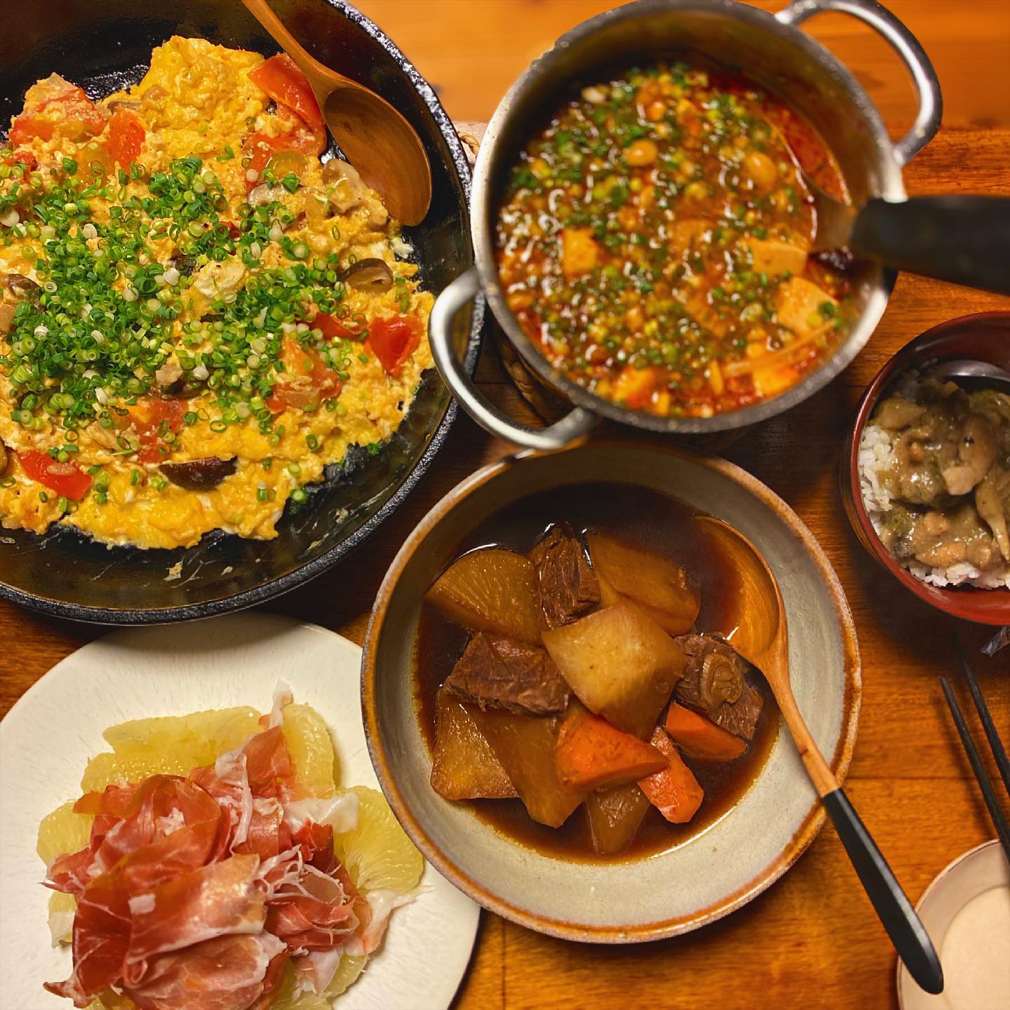 昼ごはんに作ったグリーンカレーを撮り忘れたなー。食べ残したのを夜のつまみに盛ってある
たまに食べたくなるマルミヤの麻婆豆腐。えのきとネギをたくさん入れて醤油も山椒も足してアレンジしつつ。牛肉と大根の黒酢煮、トマトと椎茸の中華風たまこ焼き。干からびそうになりながら残っていた文旦にシミシエッダの生ハムをのっけて。中華っぽく作って来たのに急に生ハムって…