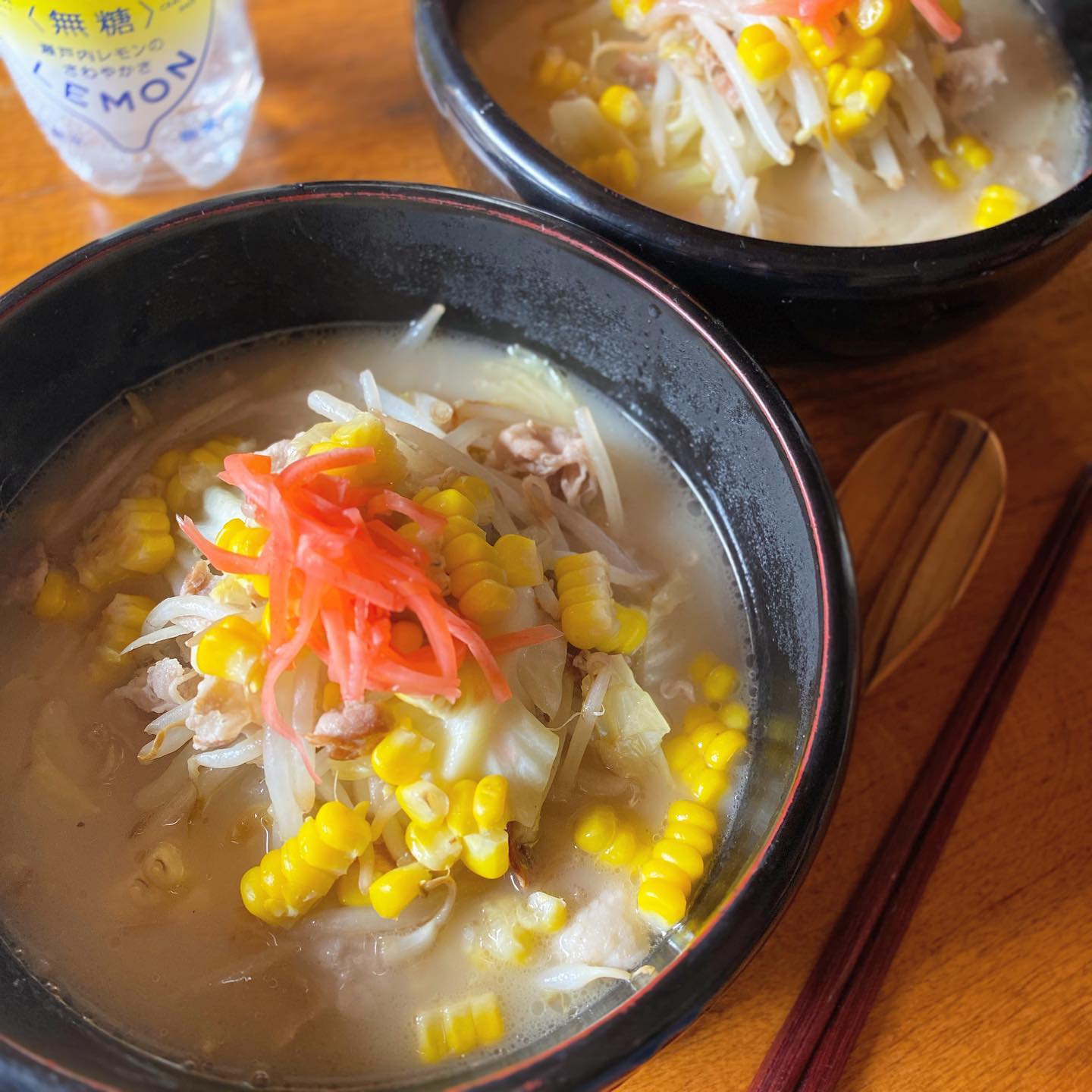 休日は麺を食べる確率高し。
ツレアイokayanこだわりのお取り寄せ、ちゃんぽん麺に山盛りもやしとキャベツととうもろこしをのせて。とうもろこしは缶詰じゃないよ、ちゃんと蒸したやつを粒ごともいで入れるのが美味しい。