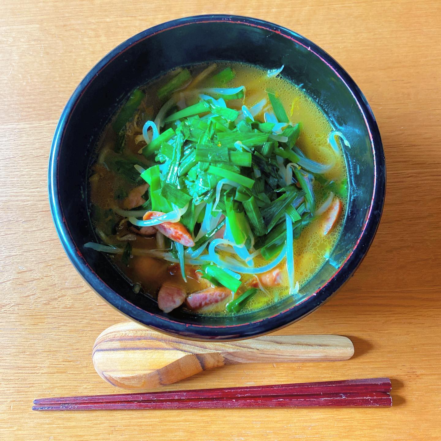 母の育った熊本の町で作られているロンリュウラーメン。本日はカレー龍にもやしとニラ山盛りで。贔屓目なしにロンリュウラーメンは美味しい。