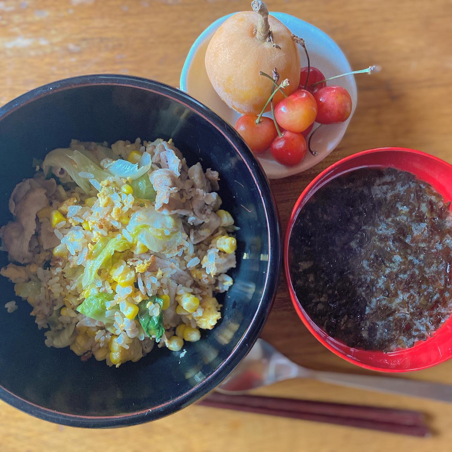 具を限界まで入れてご飯少なめの、レタスととうもろこしと豚肉のチャーハン。二日酔いのツレアイのために、乾燥しじみと海苔の味噌汁を作る優しい妻いただきものの枇杷と桜桃、豊かだわ〜