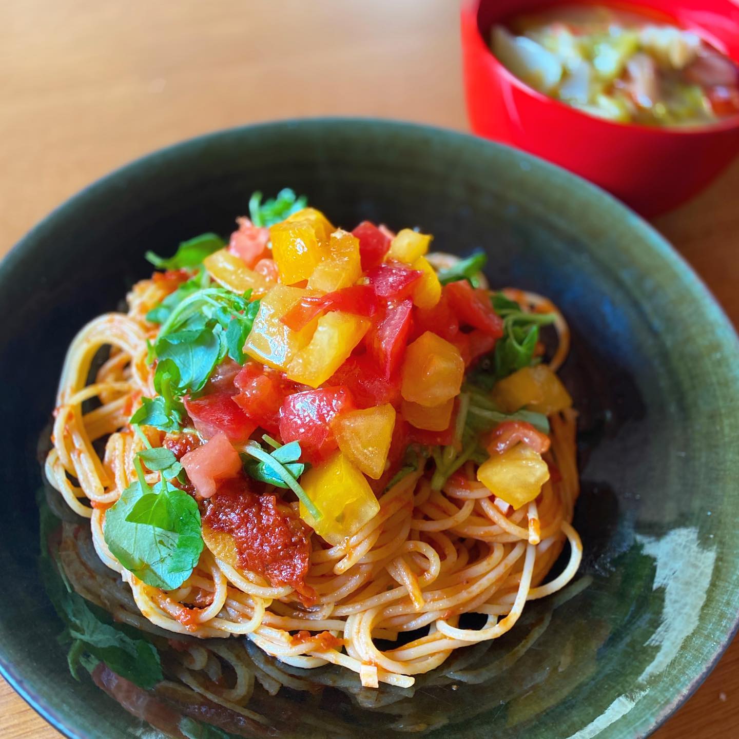 パスタが食べたい！と、トマトソースに生トマトのソースをかけた、ポモドーロ・スー・ポモドーロ！　夏だね、トマトはお店のお向かいの農協ボン・マルシェで赤と黄色のトマトを手に入れた。完熟、良いねえ！