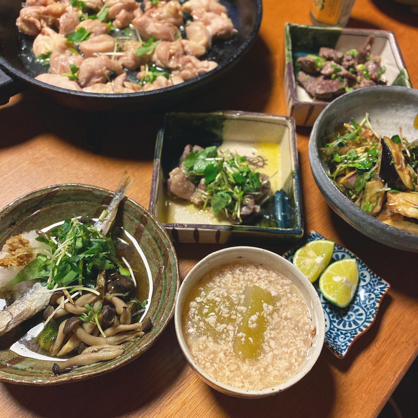 昼間に庭掃除を雨が降る前に！と思って急いでいたら、ちりとりを持っていた方の屈んでいた腰にやばい衝撃が。ギックリというより筋を違えた感じ？？
で、良かったリトスタテイクアウトがあってお店の残り物で、ほぼリトスタな夜ご飯。冬瓜のそぼろ煮、水茄子のサラダ、ししゃもの揚げ浸し、牛肉の塩麹漬け焼き、砂肝のコンフィ、鶏の山椒蒸し。すだちが大好き。