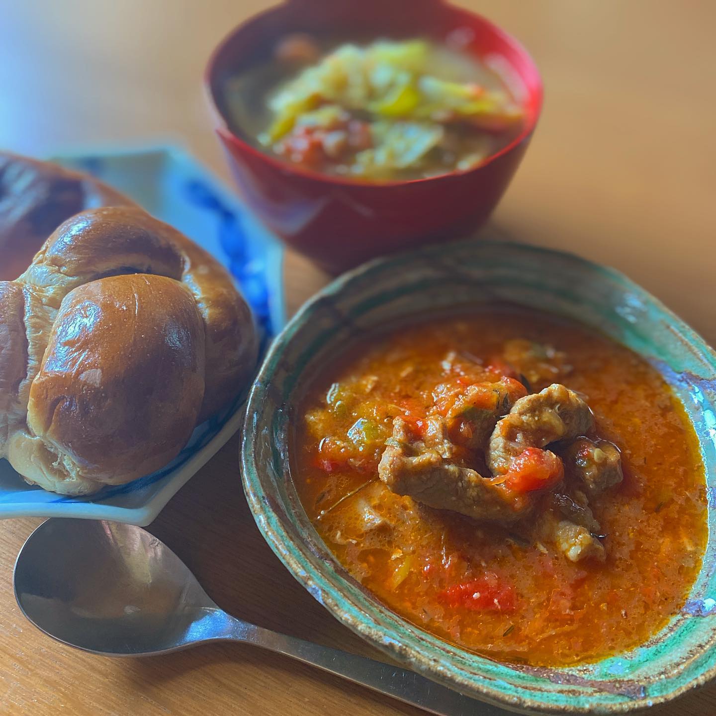 昨日は調子に乗りすぎたので、昼は優しくスープを作って、お店から持ち帰った豚肉のバスケーズ、チカぱん。