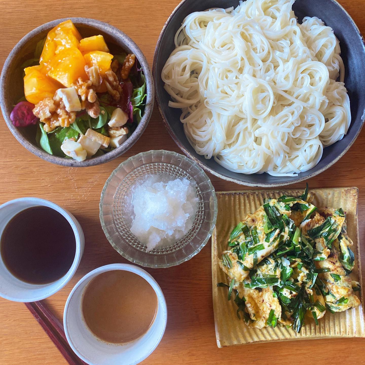 暑いので、冷やし稲庭うどん。母が好きだったなあ。ニラ玉の薄焼きに、サラダ。ごまドレッシングが残っていたのをアレンジしてゴマだれも作ってみた、濃いくなってもうたー。