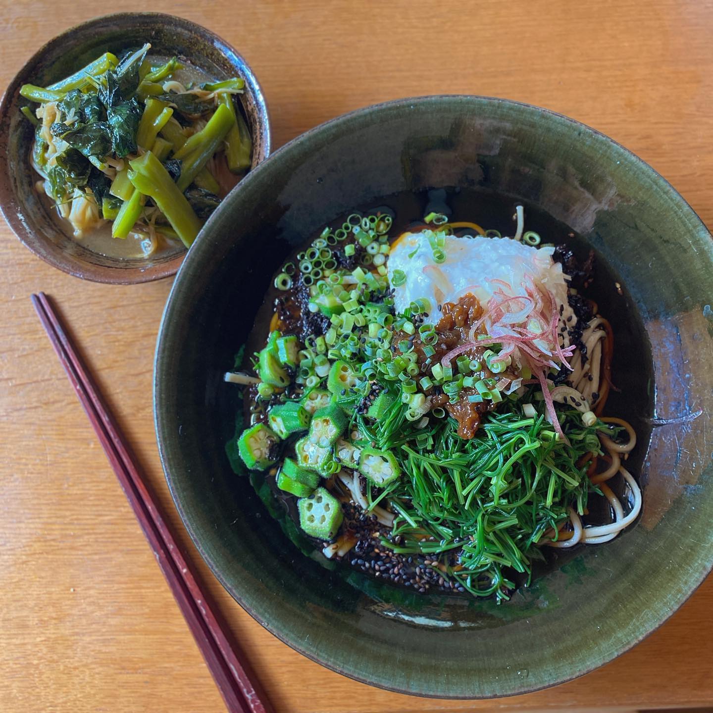 本日もお蕎麦…と思ったら、食べ忘れていたいただきものの「もずくめん」があったのでそれを茹でてみた。大和芋をすりおろしたら信じられないくらい粘りがある。梅干しを叩いて醤油と合わせたものをトッピング。おかひじきとオクラは昨日茹でておいたもの。
つるむらさき、葉唐辛子、エノキの柚子胡椒炒め。
あれ、タンパク質足りないなあ