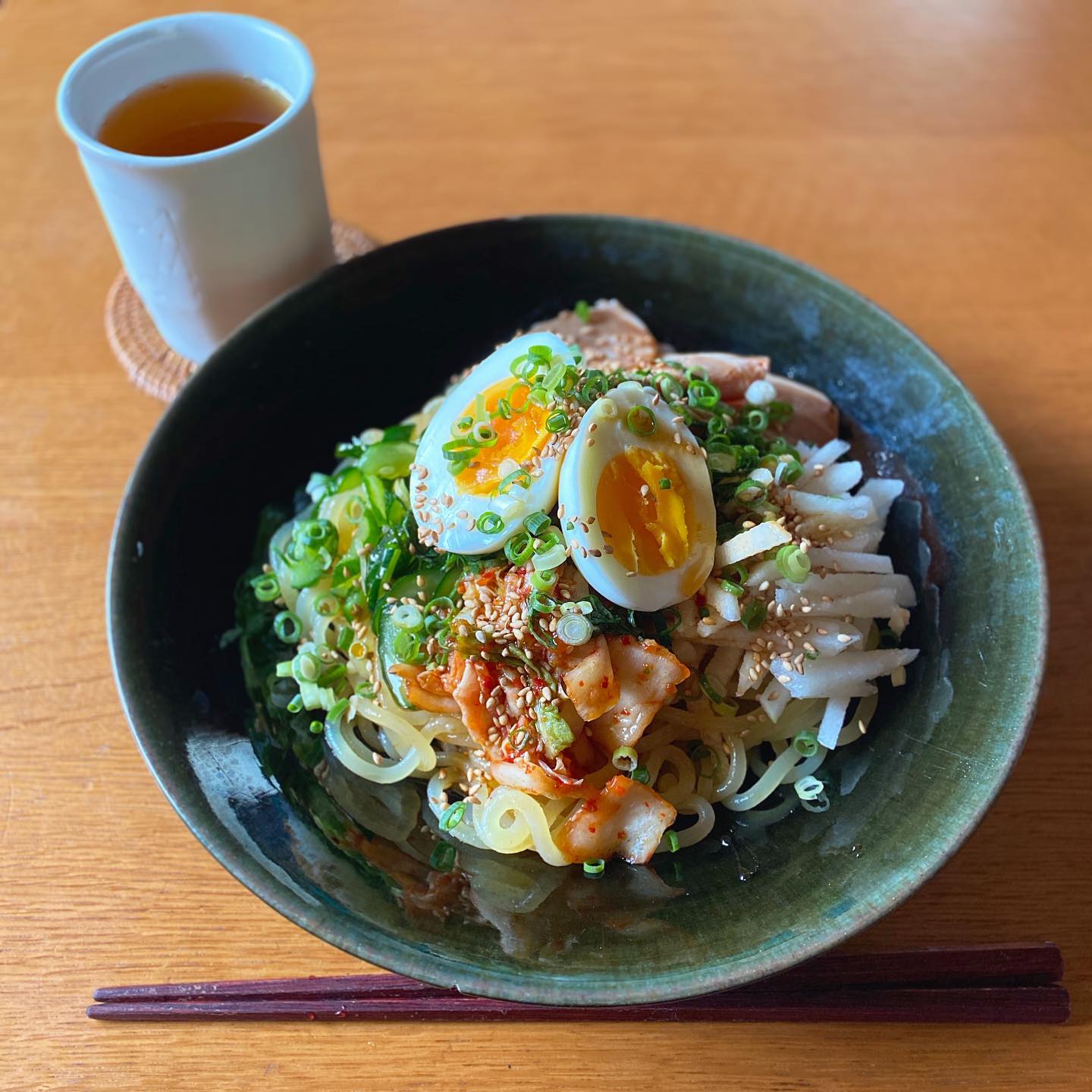 かおちゃんからお裾分けで、盛岡方面からの素敵な贈り物をいただいた。盛岡冷麺〜
ちょうど山口のokayan母から梨が届いてた！と言うわけで刻んで具にする。ゆで卵、お店の残り物のきゅうりのお新香を刻んで、買ってきてあったキムチとチャーシュー、さっき苗を手に入れた大葉も刻んで白胡麻もかけて、全力を尽くした盛岡冷麺。シコシコ麺旨し！