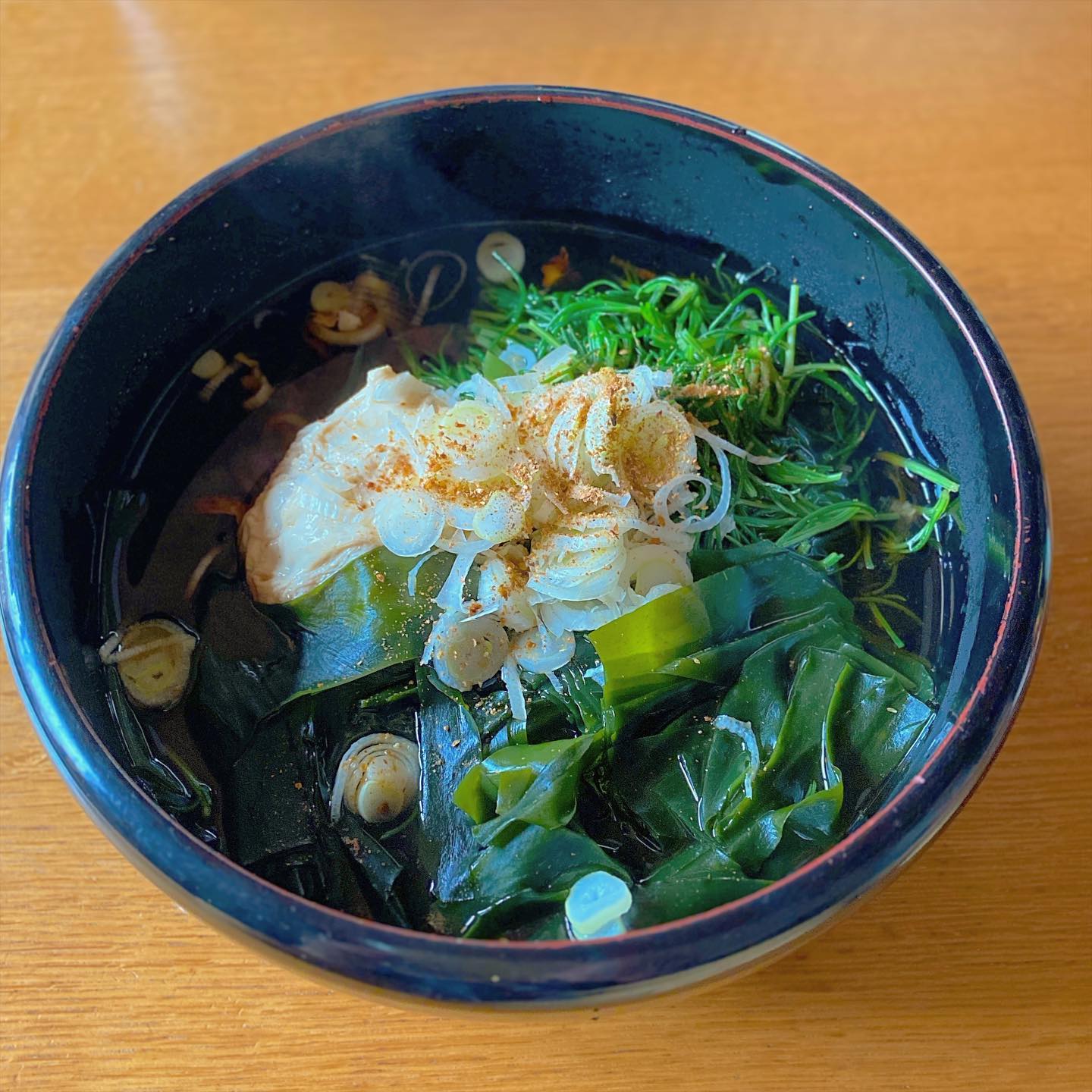 お蕎麦食べたいなー、でも冷たいものばっかり食べるのはお腹に良くないなあ、ということで、思い切ってあたたかいお蕎麦に。おかひじき、わかめ、たまご、白ネギをのっけて、七味唐辛子かけて。汗かきまくるかな？と思ったけどそうでもない、お腹あったまって良い感じ。