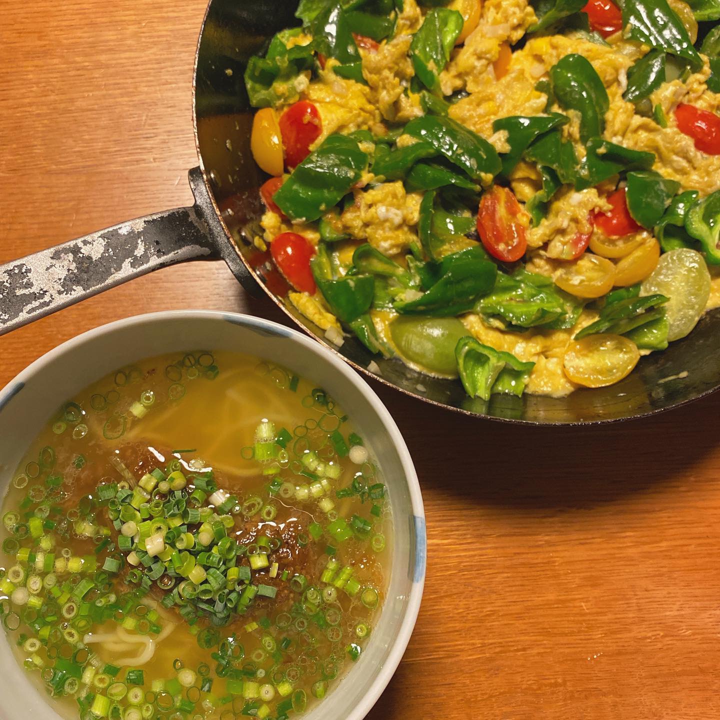 ワクチン接種1回目、飲めないようの晩ごはん。担仔麺と、ピーマンとカラフルミニトマトの中華風卵炒め。
ぐっと我慢で炭酸水飲もうっと！