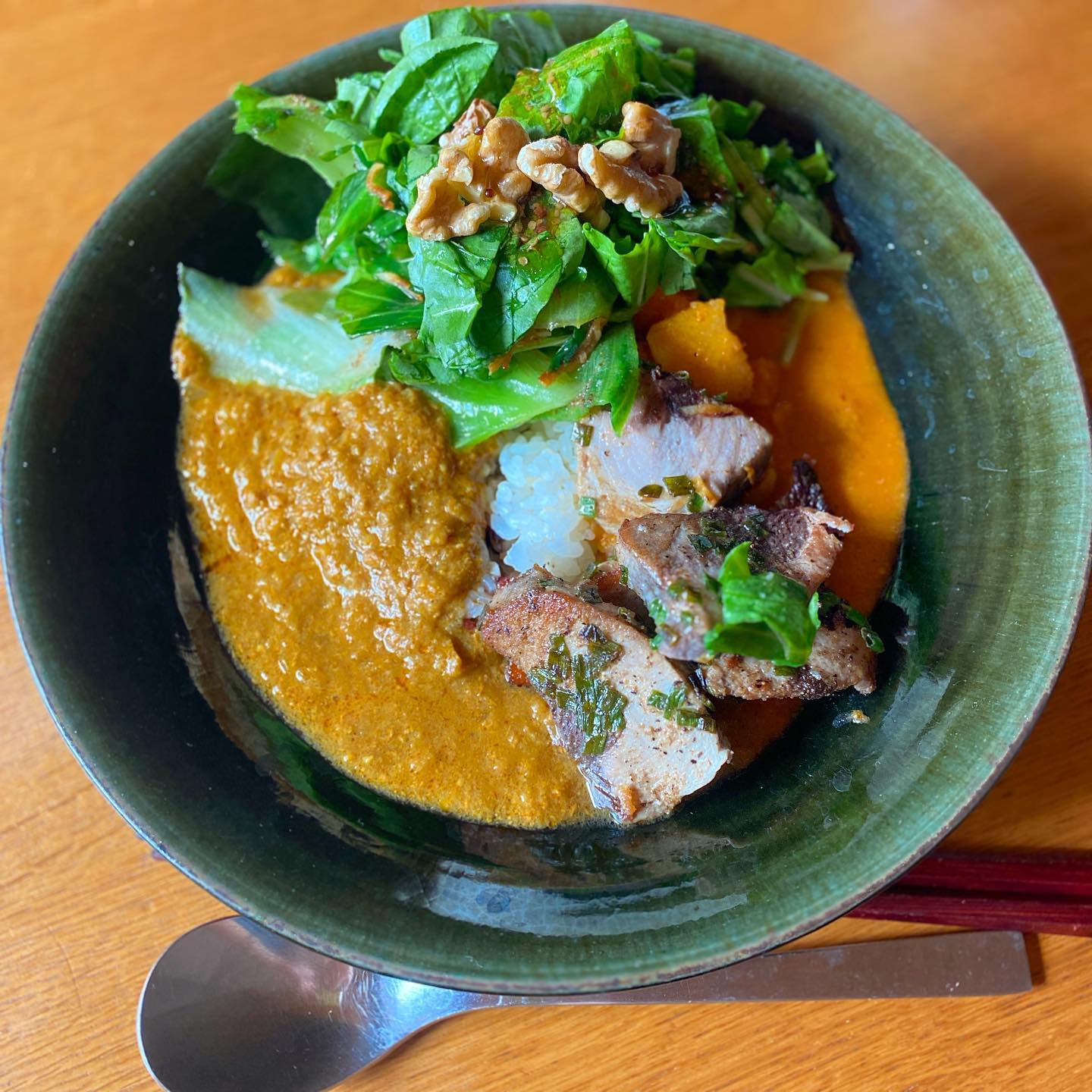 飲んだ翌日はカレーが食べたくなりますよね。このあと野暮用ですぐ出かけるので、レトルトで、神戸アールティーさんのスパイシーキーマとトマトベジタブルカレーのあいがけ。昨日の残りのカツオにスパイスをふって焼いて添える。