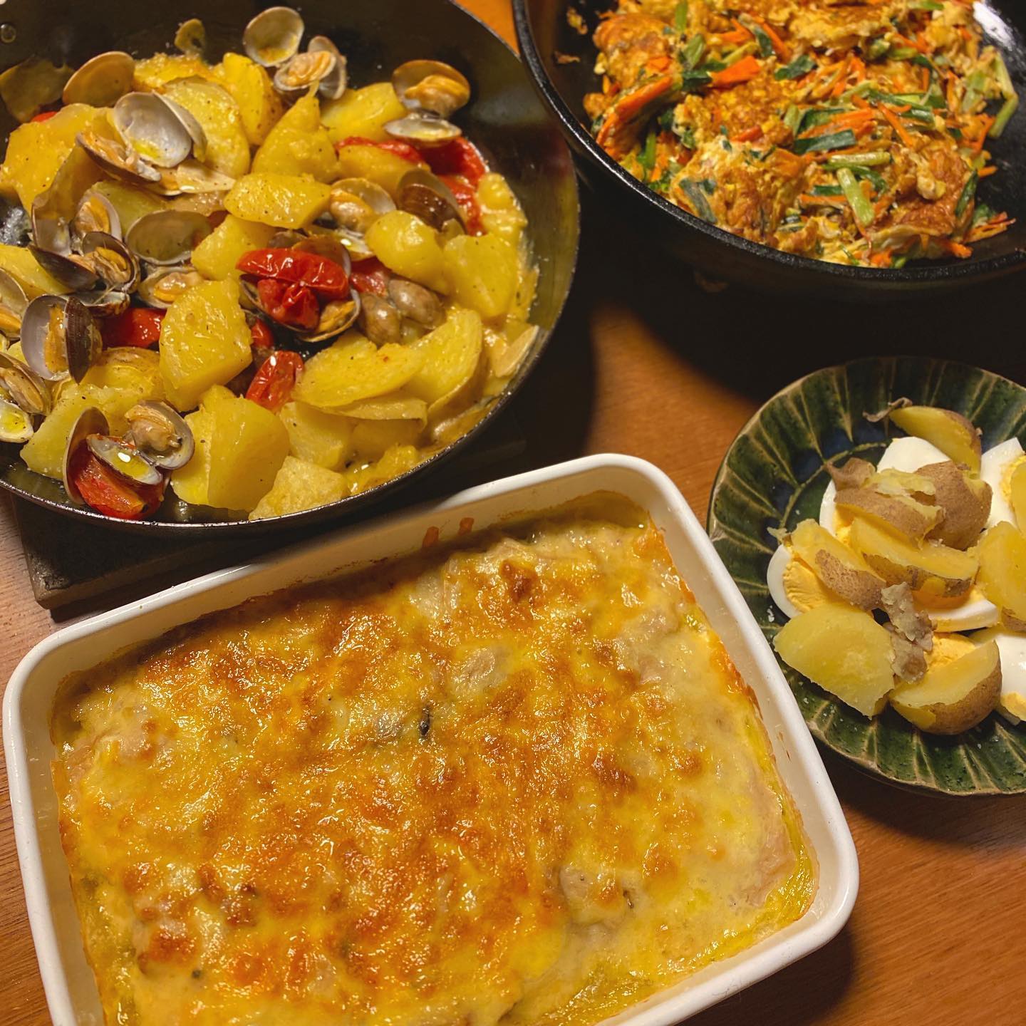 昨日はホットプレートでお好み焼きを作ったりしたけど、ホットプレートって気が急いて写真を撮る余裕なし
今日はダメになりそうな人参とニラを、しらすニラ玉風に。じゃがいもと自家製の半ドライトマトとアサリのエチュベ、チキンソテーとキノコのグラタン。
冷蔵庫の整理をしつつワイン寄りのツマミに仕立てて、明日から頑張るぞー。先週はちょっと暇だったから！