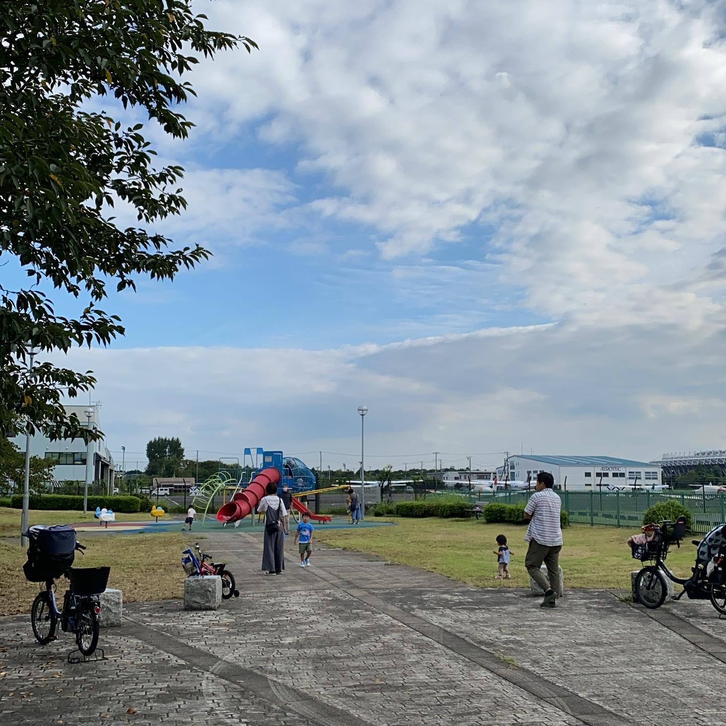 飛行機も見える、遊べる、調布飛行場の横のいい感じの公園。