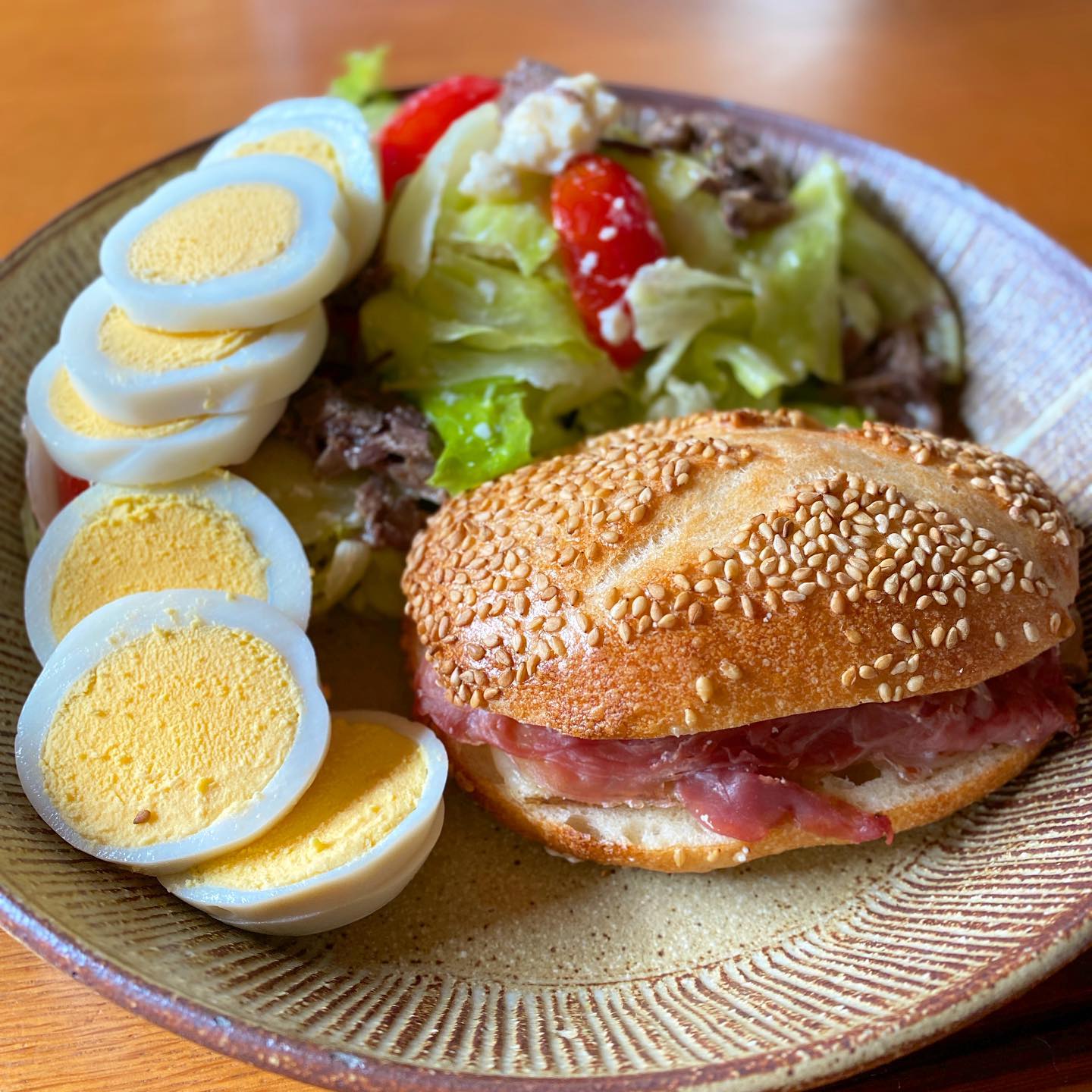 週末、良く頑張りました！！で、定休日の昼ごはん。お店の残り物自家製ツナ入り卵とレタスとミニトマトのサラダ。パンドガーデンの小さなフランスパンに、シミシエッダで買った生ハムとチーズを挟んでサンドイッチ。