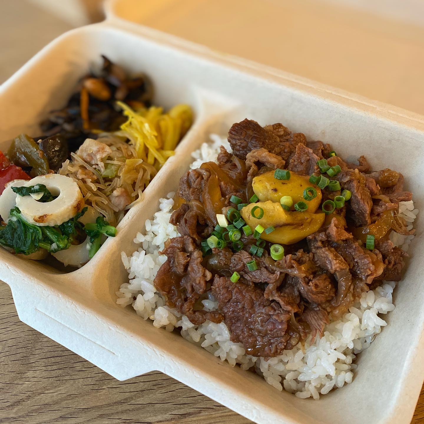 本日のランチ日替わりのひとつ、栗入り牛丼御膳です。牛肉を色々模索して参りましたが、塊肉で買って自分で捌いて薄切りにするのが一番美味しくできると結論づけました！3キロのチャックアイロールを捌いて煮込んだ栗入り牛丼、もちろん栗はヒロヤショップからの大きくて甘い栗です！大小ございます！大のごはん小盛りもグー！素敵な惣菜3種とひじき、カレーもやし付き！（麻）