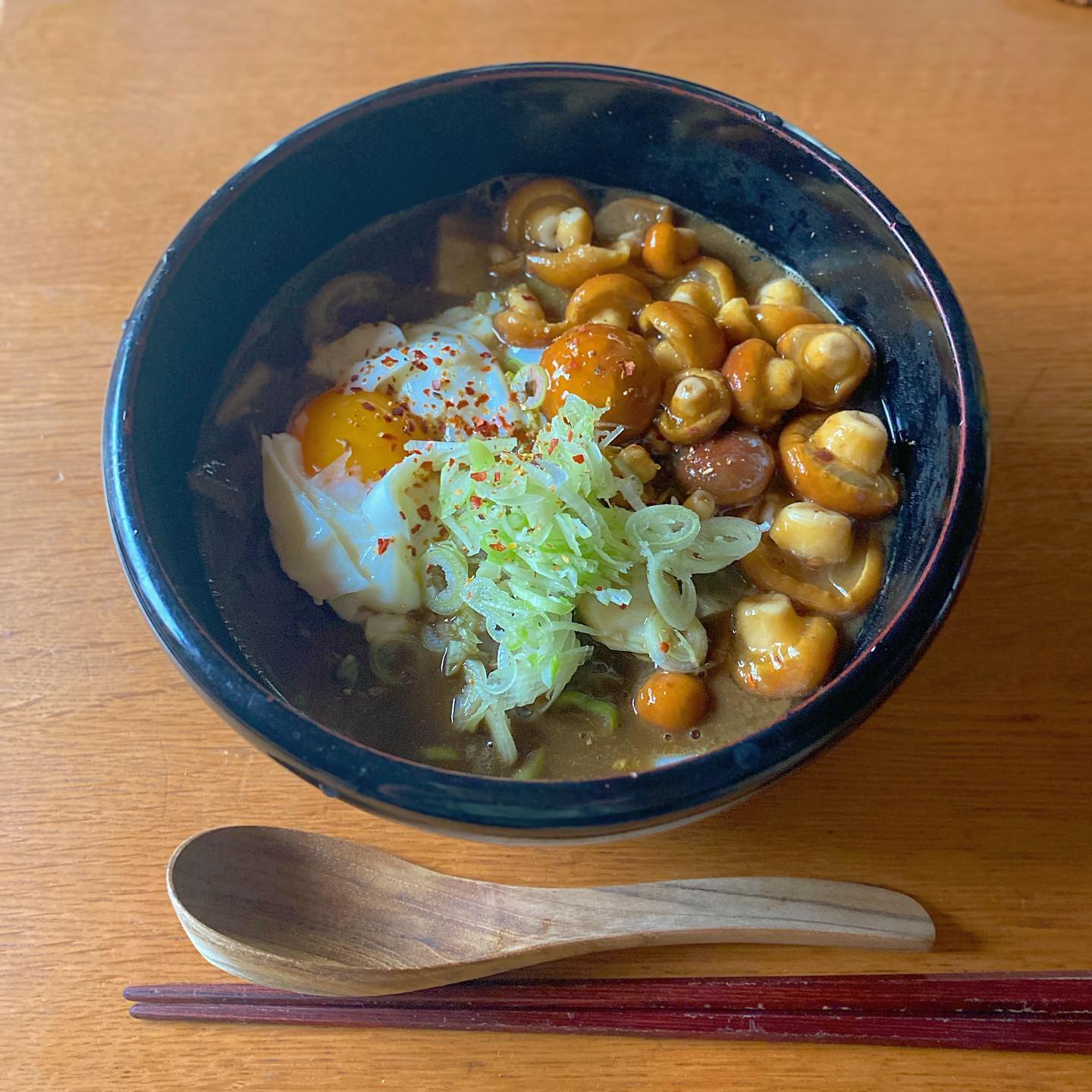 麺食い堂okayanのお取り寄せシリーズ。20年前に1人で自転車遍路した時に食べて美味しったなあ！と香川の本陣山田屋のうどんをお取り寄せ。今日はカレーうどん！麺も美味しいけど、カレーも美味い。大家さんヒロヤショップで見つけた立派すぎるナメコを添えて。白菜と葱もたっぷり。