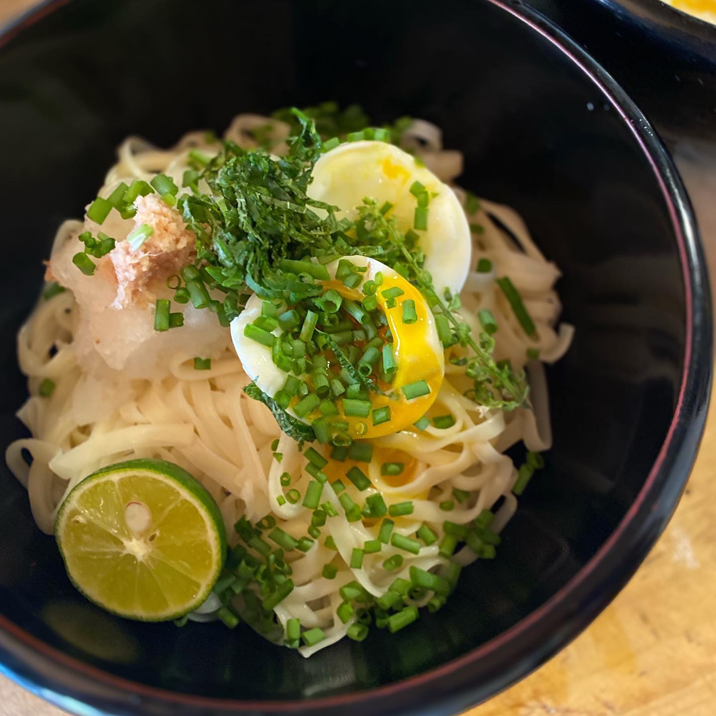 昨日ドラマ、トーキョー製麺所を観た影響で、okayanがうどんが食べたいというので、うどんで昼ごはん。稲庭うどんしかなかったけど、ぶっかけ風に。プランターの紫蘇と小ネギと穂紫蘇が活躍。大根おろしと生姜、半熟たまごにすだち。