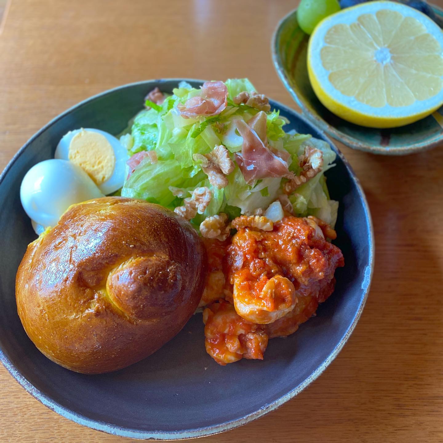 生野菜をたっぷり取らないと痩せないぞ！ということでレタスとセロリのサラダ、鶏肉はクミンオイルとパッサータで。ゆで卵、冷凍保存しておいたチカちゃんのバターナッツバンズ。