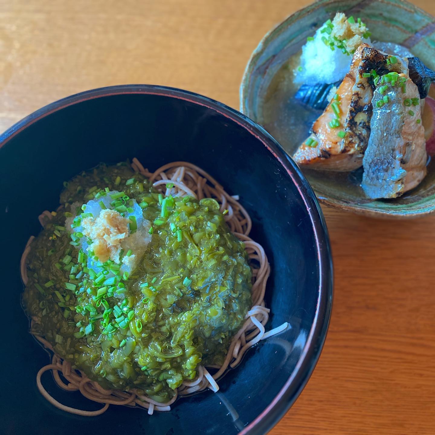 週休2日にして良かったなぁー！というほど働いた週末、明けての昼ごはん。お店の残り物の秋鮭の焼きびたしに、めかぶ蕎麦。