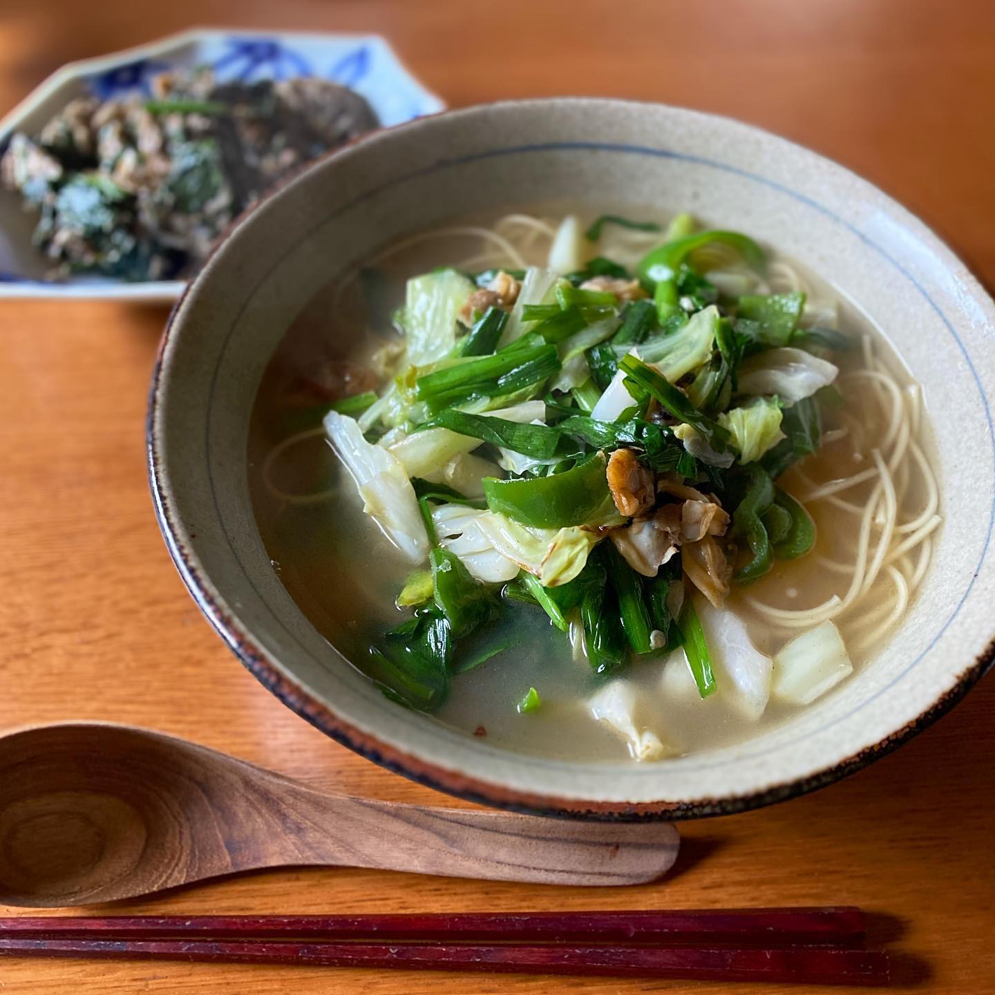 昨日の夜は日本酒など飲みまして、そうすると翌日のお昼はラーメンとかなりがちですね。アサリとキャベツとニラ炒めをのっけた、ロンリュウラーメンごま塩味。ほうれん草と春菊など昨日の夜の残り野菜の卵炒めを添えて。