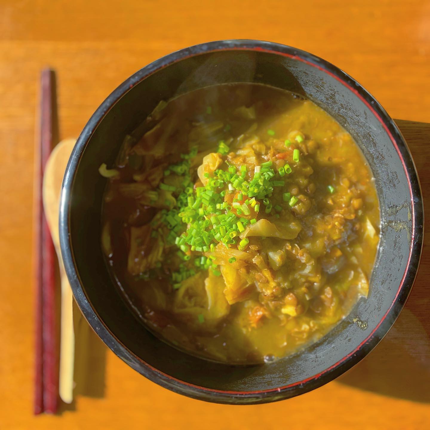 飲んだ次の日のカレーうどんは最高だな！　香川の山田屋うどん、カレー出汁かけたところに、さらにお店の残り物のスパイススープをかけて、本格カレーうどん。