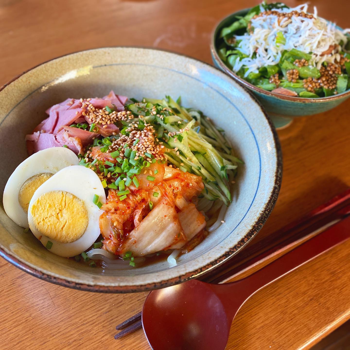 竹内家から、お裾分けいただいた盛岡は熊ヶ井旅館食堂からの支援物資の盛岡冷麺！ありがたくいただきます〜。三鷹産のサラダ小松菜とほうれん草とシラスのサラダを添えて。