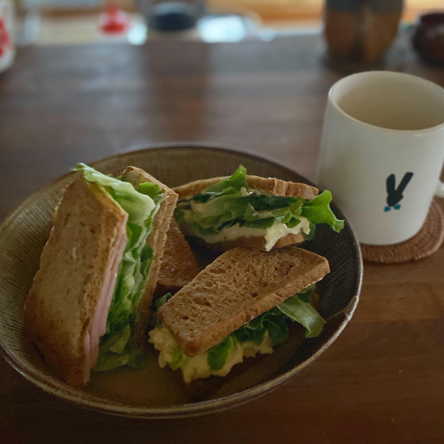 お店の残り物のポテサラでサンドイッチ、そして辛子マスタードのハムサンド。中学生の時から使っているマグカップにクノールコーンポタージュ。