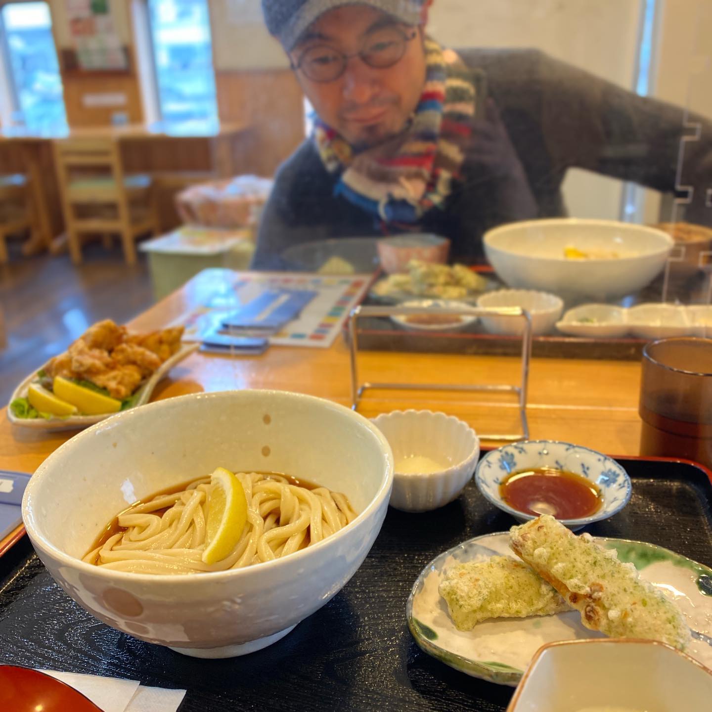 火曜日がお休みになったので、来れるようになった！　おもむく食堂でうどんを食べる。ちくわ天とからあげとプリンなど色々つけまくり。