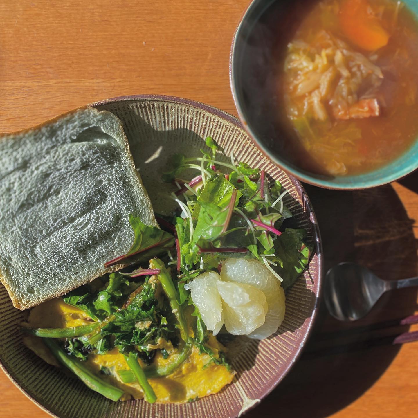 先週のポトフにトマトソースと生姜とスパイスを入れたスープ。よもぎ食パン。ほうれん草とカイワレとメロゴールドのサラダ。ケールとインゲンのフリッタータ。
フルーツの一富士さんであまりに美味しそうだったから買ってしまったメロゴールド。初めて食べた、美味しいね。